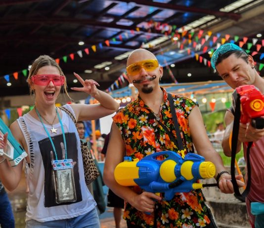 ปิดม่าน “Maha Songkran World Water Festival 2026” สุดคึกคัก ททท. เผยความสำเร็จคนแห่ร่วมงานกว่า 3 แสนคน สร้างเงินสะพัด 448 ล้านบาท ตอกย้ำไทยหมุดหมายเทศกาลระดับโลก